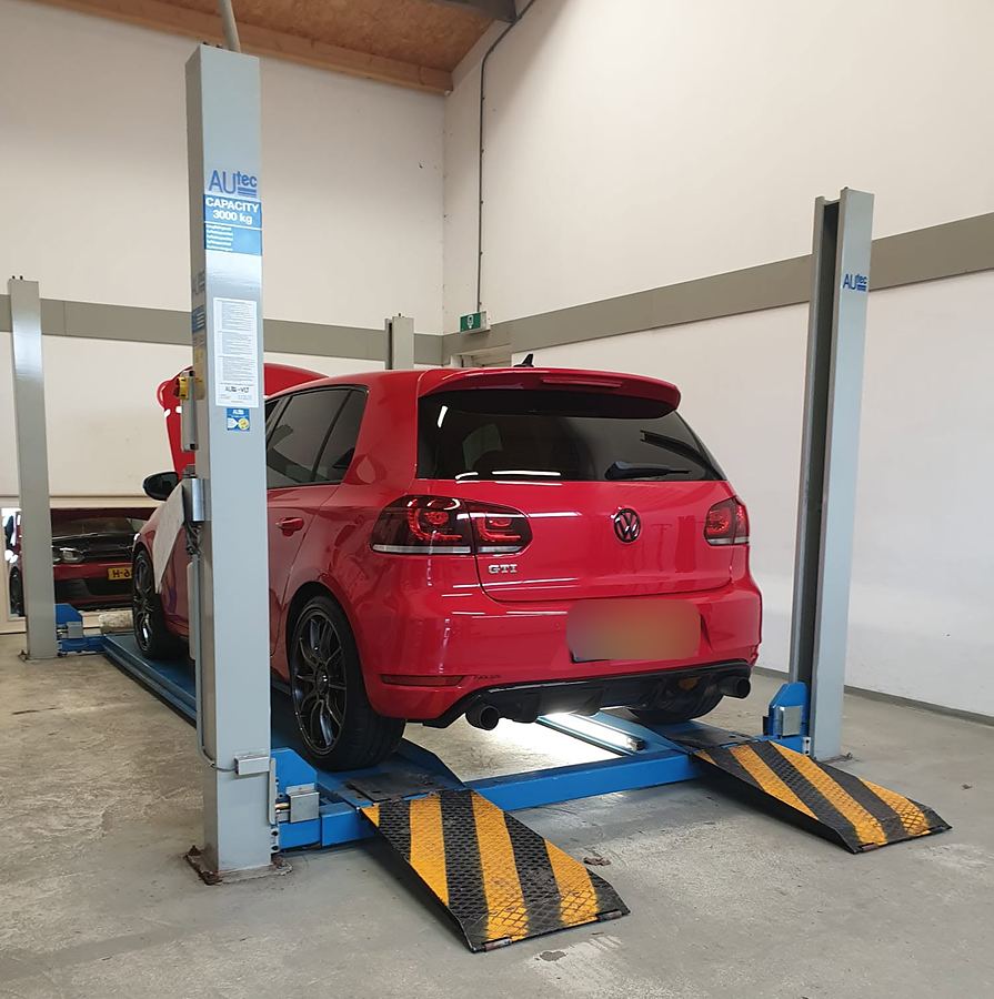 Een rode Golf GTI op de brug