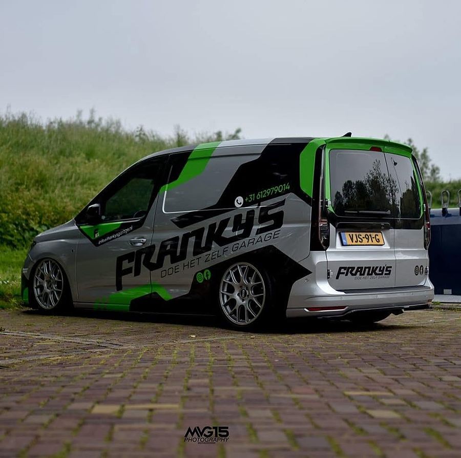 De bus van Franky's Garage in zwart, groen en zilver