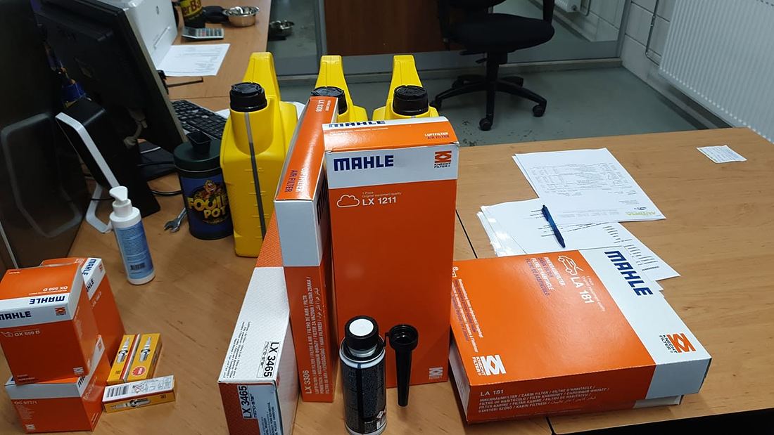 Bestelde onderdelen klaar op de balie: filters, bougies en olie