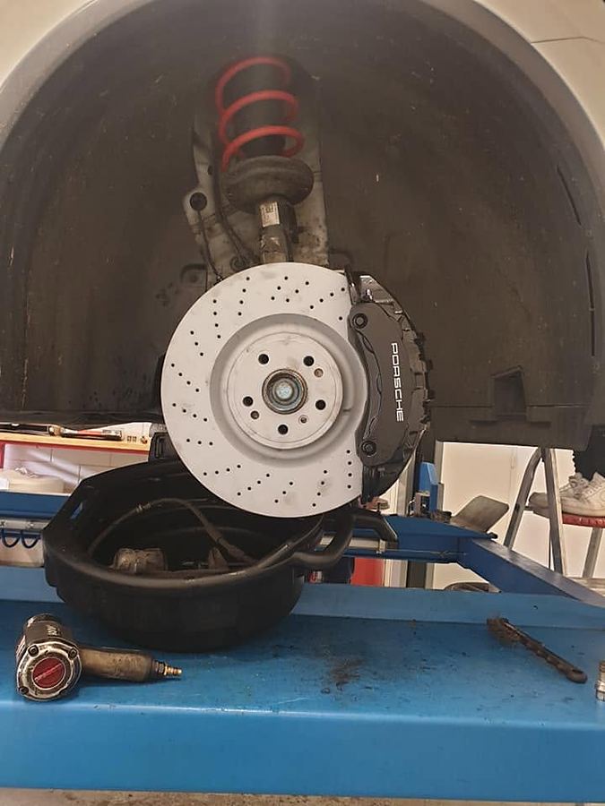 Remschijf en remklauw van een auto op de brug